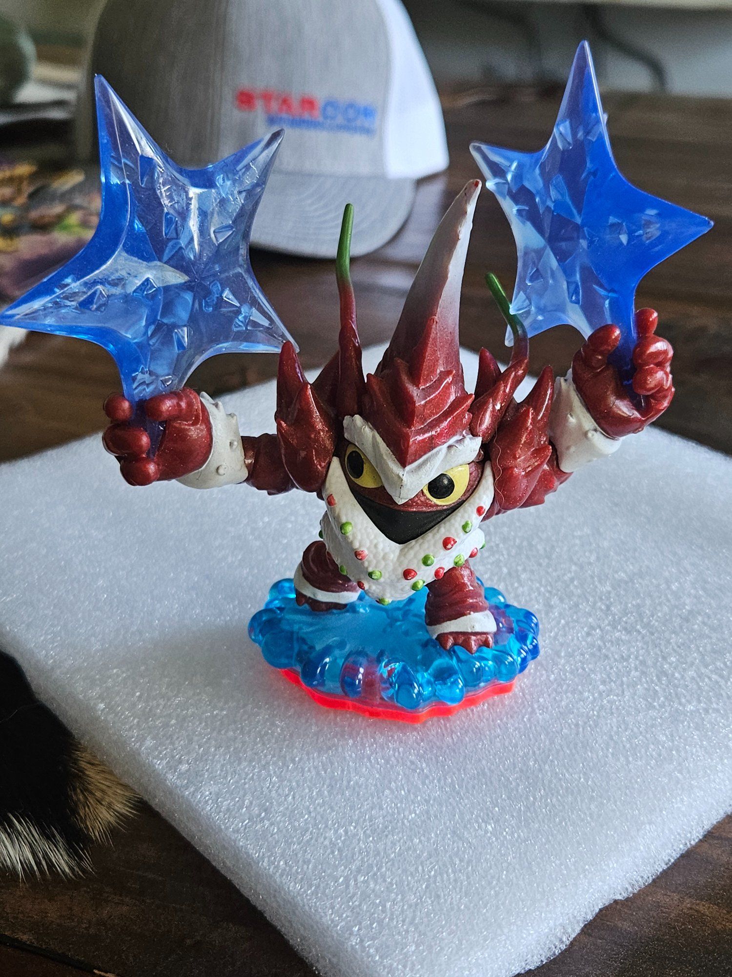 Skylanders Trap Team Winterfest Lob-Star Trap Master Figure