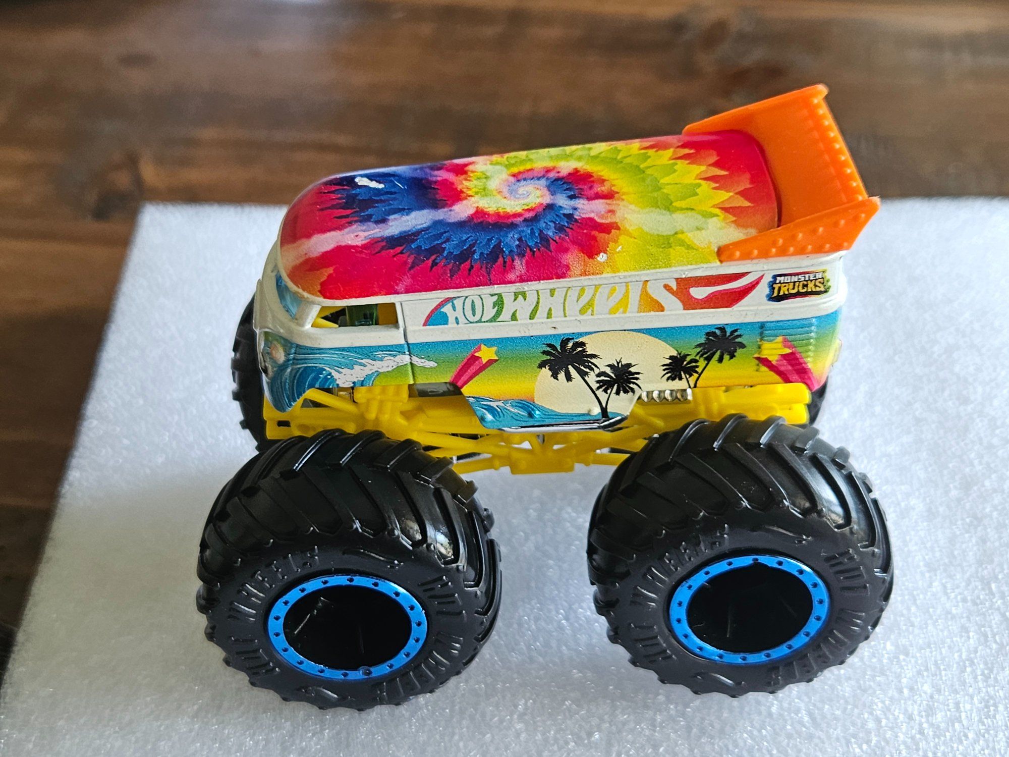 Hot Wheels Monster Trucks 2022 VW Drag Bus — Psycho-Delic 3/6, No. 15/75, 1:64 (HCP61)